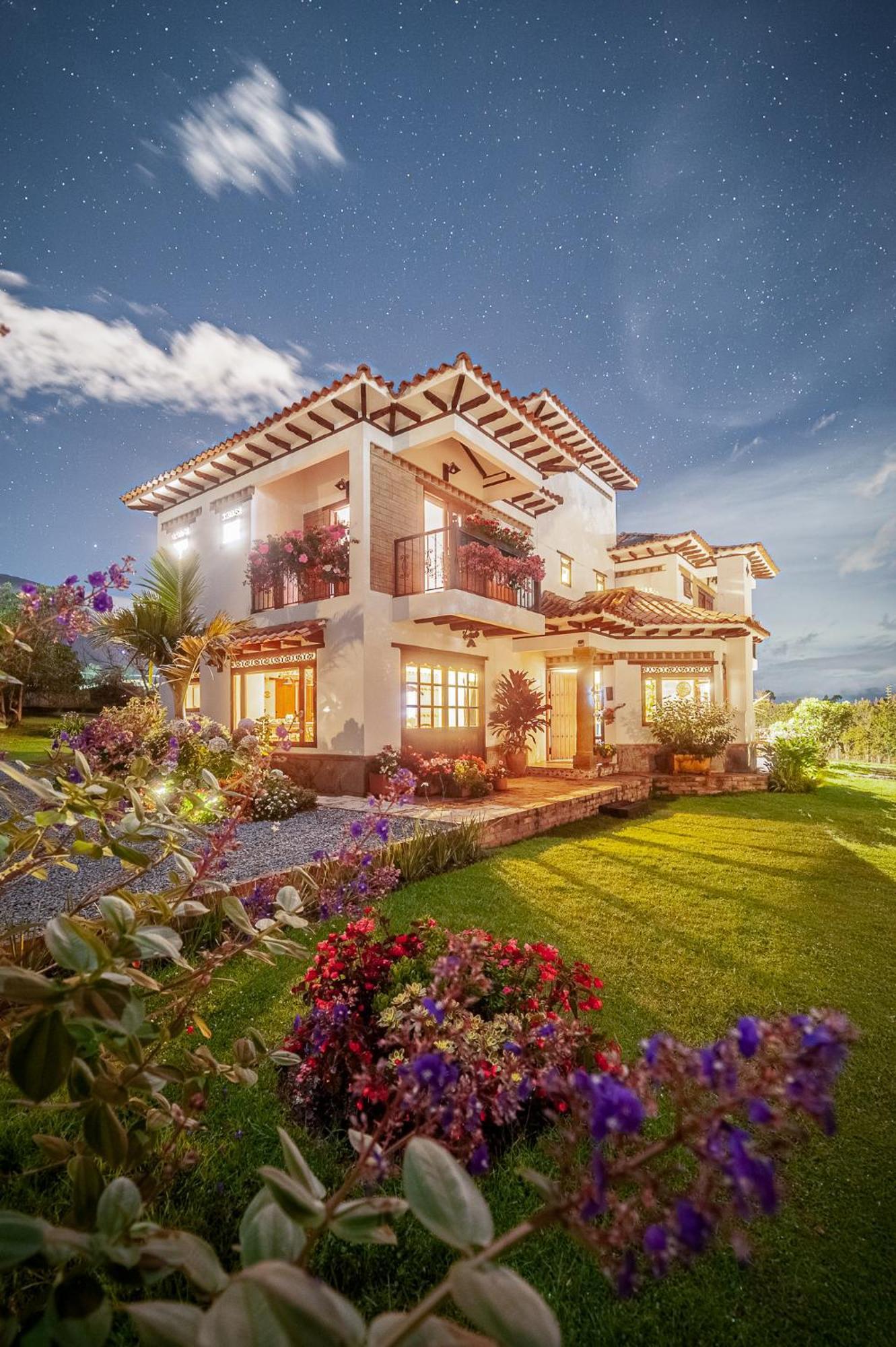 Hotel Casa De Flores 4*